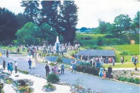  ?? Photo / Stirling family collection ?? New Te Awamutu and District War Memorial Park showing fernery, Peace Fountain, playground and curved wall.