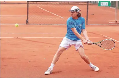  ?? FOTO: THOMAS LAMMERTZ ?? Elias Emilio Walter vom TV Osterath, der für das Herren-Team seines Vereins in der Niederrhei­nliga spielt, setzte sich im Endspiel im Match-Tiebreak mit 10:0 durch und gewann damit den Titel der Herren A.