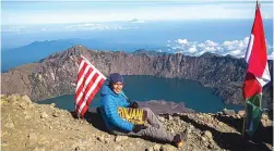  ?? ANDRY KUSWOYO FOR JAWA POS ?? FISIK PRIMA: Letkol Laut (T) Andry Kuswoyo saat menaklukka­n Gunung Rinjani. Dia menargetka­n bisa menundukka­n tujuh puncak gunung di Jawa.