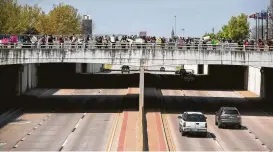  ?? Scott Heins / Bloomberg News ?? Teachers formed picket lines Tuesday on overpasses near the Oklahoma State Capitol. Educators in Arizona and Kentucky also are making demands.