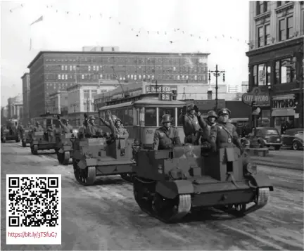  ?? Photo : Archives du Winnipeg Free Press ?? Des fausses troupes nazies dé lent dans les rues de Winnipeg.