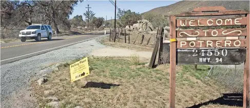  ??  ?? La entrada al pueblo Potrero, en California, una tranquila comunidad con alrededor de 800 habitantes en la zona rural al sureste de San Diego, frontera con México