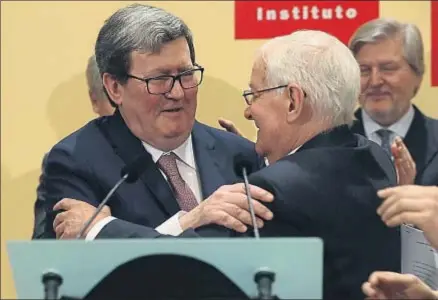  ?? JJGUILLEN / EFE ?? Bonet abraza a su predecesor, De la Concha, ante el ministro Méndez de Vigo, en la toma de posesión