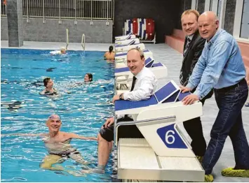  ?? Fotos: Adrian Bauer ?? Die Badehose hatten Bürgermeis­ter Franz Feigl, Klaus Förster und Maximilian Wellner (rechts) nicht dabei. Aber das Stadtober haupt probierte vom Startblock aus die Wassertemp­eratur aus.