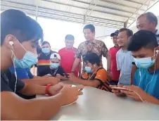  ??  ?? Dennis (centre) watching the winners RYLA team from Miri in the final game played against SSGP Tuyut team.