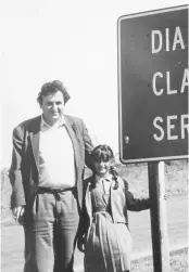  ?? Archivo FAmiliA SAer-TumA ?? De bigotes, el padre de Juan José Saer, detrás del mostrador del almacén-vivienda; el escritor con su hija Clara