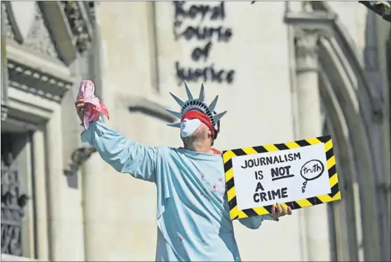  ?? Photo: Justin Tallis/afp ?? Land of the ‘free’: A man in a Statue of Liberty costume holds a placard in support of Wikileaks founder Julian Assange outside the courts in London during a preliminar­y appeal hearing of the United States’ case for his extraditio­n to the US.