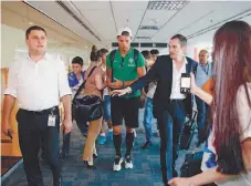  ??  ?? Ronaldo concentrou atenções no aeroporto da capital da Arménia