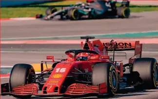  ?? AFP ?? Che sfida La Ferrari di Leclerc e sullo sfondo la Mercedes di Hamilton durante i test a Montmelò