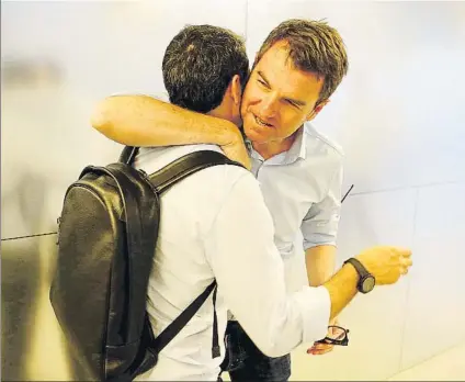  ?? FOTO: FC BARCELONA ?? Robert Fernández abraza a Ernesto Valverde en la reciente primera toma de contacto del nuevo técnico con la Ciutat Esportiva