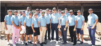  ?? ?? Grupo de Fiebruses posando frente a la casa club del Tobacco Road Golf Club, en el viaje de ganadores del Torneo BM Cargo.