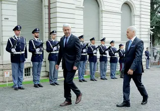  ?? (Rensi-Nardelli) ?? Celebrazio­ne Il commissari­o del governo Pasquale Gioffrè e il questore D’Ambrosio ieri in piazza Dante nella sede della Provincia per la festa della polizia