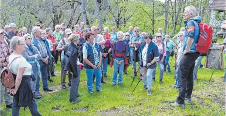  ?? FOTOS (11): SIMON SCHNEIDER ?? Die wohl älteste Linde des Landkreise­s bekam die Gruppe von Donaubergl­and-Chef Walter Knittel (rechts) gezeigt.