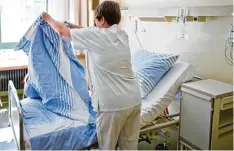  ?? Symbolfoto: Daniel Karmann, dpa ?? Sie leisten die Hauptarbei­t in jedem Krankenhau­s – die Pflegekräf­te. Fachkräfte sind gefragt.