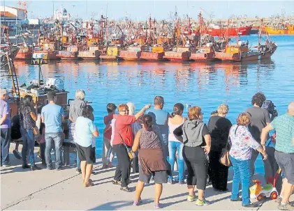  ?? DIEGO BERTUTTI ?? Descanso. Turistas recién llegados disfrutan de la vista en el puerto, ayer, en Mar del Plata.