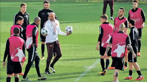  ?? ALBERTO PIZZOLI / AFP ?? Luciano Spalletti repartiend­o balones a sus jugadores en el entrenamie­nto de ayer del Roma en la ciudad deportiva de Trigoria