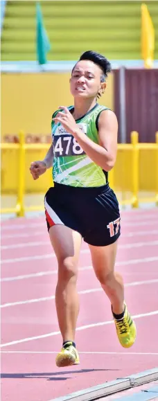  ?? MACKY LIM ?? RACE FOR THE GOLD. Diana Mae Memoracion breaks away from the pack early to win the gold medal of the Philippine National Games (PNG) 2018 senior women's 800-meter finals at the Cebu City Sports Center yesterday.