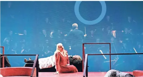  ?? FOTO: FRIEDRICH LUCHTERHAN­DT ?? Szene aus Wagners „Götterdämm­erung“in Minden mit Dara Hobbs als Brünnhilde.