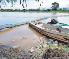  ?? FOTO: EL HERALDO ?? Las biobardas impiden el paso de más basura hacia Honduras.