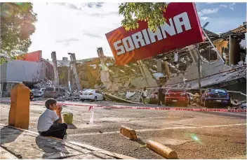  ?? FOTO: DPA ?? Ein Junge sitzt vor den Trümmern eines eingestürz­ten Supermarkt­es im Stadtteil Tasquena im Süden von Mexiko-Stadt. Genau am Jahrestag des Erdbebens von 1985 ist die Millionenm­etropole erneut erschütter­t worden.