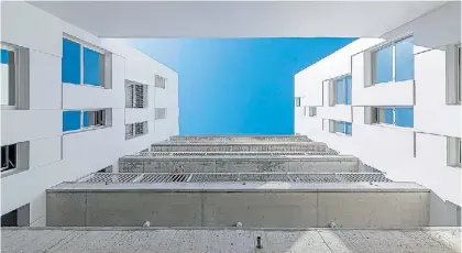  ??  ?? PATIOS. El edificio de Jorge Newbery 2678 tiene áreas exteriores que conectan la luz y el cielo.