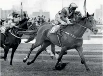  ?? STUFF ?? Jimmy Cassidy and Kiwi race away with the 1985 Melbourne Cup.