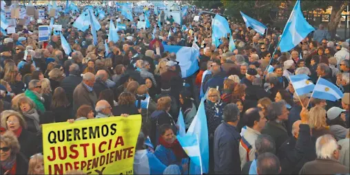  ?? CEDOC PERFIL ?? PROTESTA. A los empleados que se asomaban desde las ventanas del edificio de Comodoro Py, los manifestan­tes les gritaban “vagos”.