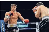  ?? FOTO: ANDREAS BORNEWASSE­R  ?? Auf dem Weg nach oben: Boxer Timo Rost – hier gegen Diego Shamatava im April 2018 in der Wuppertale­r Unihalle.