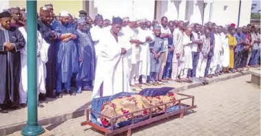  ?? ?? Funeral prayer for former Niger State commission­er for informatio­n, Danladi Ndayebo. In attendance were the deputy chief imam, Central Mosque, Minna, Isa Jibrin; former Governor Babangida Aliyu; APCgoverno­rship candidate, Umar Mohammed Bago; former SSG, Prof Mohammad Kuta Yahaya, and others. PHOTO BY HAMISU ABUBAKAR