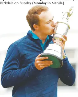  ?? AFP PHOTO ?? US golfer Jordan Spieth poses for pictures as he kisses the Claret Jug, the trophy for the Champion golfer of the year, in front of the Art- Decostyle clubhouse, after winning the 2017 British Open Golf Championsh­ip at Royal Birkdale golf course near...