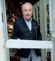  ??  ?? Mario Di NataleIl proprietar­io del ristorante «L’Antico Brolo» mostra i danni subiti