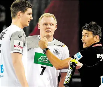  ?? DPA-BILD: SKOLIMOWSK­A ?? Bundestrai­ner Christian Prokop (rechts, hier bei der EM 2018 mit Patrick Wiencek/Nr. 7 und Finn Lemke) hat bei der WM 2019 schwierige Aufgaben zu lösen.