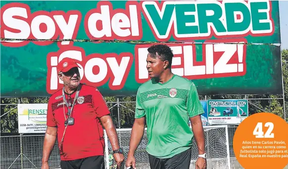  ??  ?? A la cancha. Carlos Pavón ingresando a la cancha del estadio del Marathón junto a Germando Adinolfi, preparador físico del club.