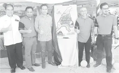  ??  ?? ROZMAN (dua kanan) melancarka­n Karnival Labuan Sihat 2018 di pekarangan Medan Selara Labuan bersama Azhar (tiga kiri) dan Dr Ismuni (kanan).