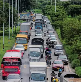  ?? FOTO DONALDO ZULUAGA ?? La vía distribuid­ora de la Regional desde Sabaneta y Envigado hasta Ayurá, mejoraría el tráfico vehicular.