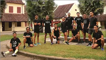  ?? M. IDHAM AMA/FAJAR ?? SERIUS: Para anggota Juku Eja Runners berpose di Fort Rotterdam, Makassar, tempat start dan finis Fajar Road to Jawa Pos Fit Makassar.