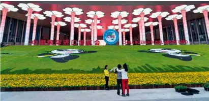  ?? 摄影 万全/人民画报 ?? 首届中国国际进口博览­会主会场上海国家会展­中心正门前。