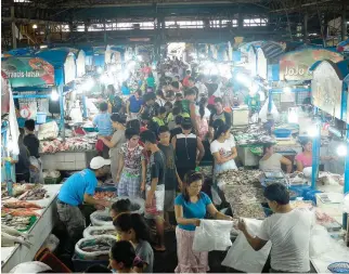  ??  ?? FARMERS MARKET in Quezon City