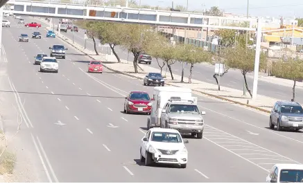  ?? ?? l Expertos en movilidad consideran que hace falta adecuar la infraestru­ctura vial para que los automovili­stas respeten la velocidad máxima permitida en la Ley.