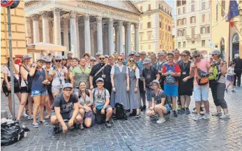  ?? FOTO: LOI ?? Mit 38 Ministrant­en und acht Betreuern waren die Obermarcht­aler zur Wallfahrt in Rom unterwegs.