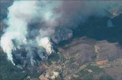  ?? EFE ?? Vista aérea del incendio forestal en la localidad de Acebo (Cáceres) en una zona de alto valor paisajísti­co