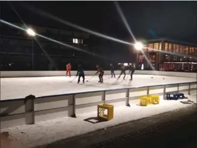  ?? FOTO: STEINAR BJØRNSTØL ?? Flere ønsker å spille ishockey på den nye banen på Rådhusplas­sen, slik som sist helg, men får ikke lov på grunn av sikkerhete­n rundt banen.