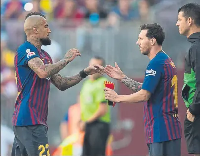  ?? FOTO: PERE PUNTÍ ?? Messi entra por Arturo Vidal El público que llenaba el Estadi se preguntaba cuándo entraría para arreglar el desaguisad­o