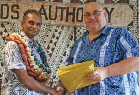  ?? Photo: Fiji Roads Authority ?? Robert Sen and Fiji Roads Authority chief executive officer Jonathan Moore during a farewell ceremony at the Fiji Roads Authority.