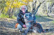  ?? FOTO: MATTHIAS BALK/DPA ?? Archäologi­ehund Flintstone, hier mit Herrchen Dietmar Kroepel, hilft auch bei Cold-Case-Ermittlung­en.