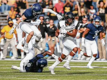  ?? Leslie Plaza Johnson ?? Southern Mississipp­i wide receiver Tim Jones breaks away from a group of Rice defenders and heads downfield during Saturday’s game. Jones caught two passes for 56 yards.