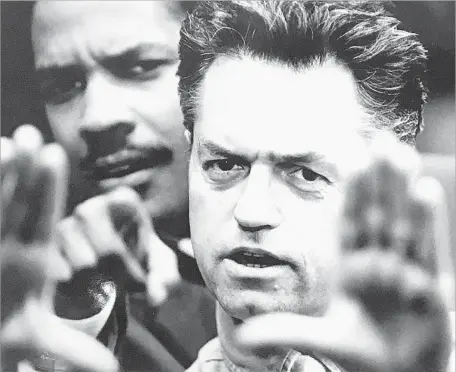  ?? Ken Regan Tristar Pictures ?? JONATHAN DEMME on the set of his 1993 AIDS-themed film “Philadelph­ia,” which starred Tom Hanks and Denzel Washington.