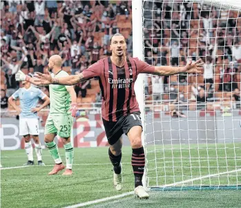  ?? /EFE. ?? Zlatan Ibrahimovi­c, incluso con la agujeta desamarrad­a, anotó el tanto que aseguró el triunfo del conjunto ‘rossoneri’, que marcha en la cima de la Serie A.