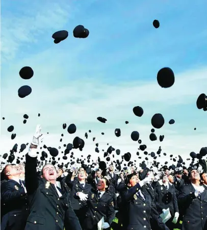  ?? EFE ?? Una promoción de policías celebra su graduación en Ávila