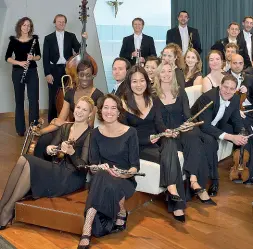  ??  ?? Talenti L’Orchestra Camerata Salzburg inaugura la nuova stagione del teatro Ristori